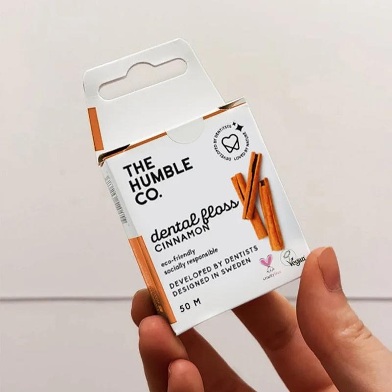 シナモンのパッケージを手に持つ